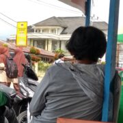 Driver Gojek Bukittinggi Tunggu Penumpang - bakaba.co