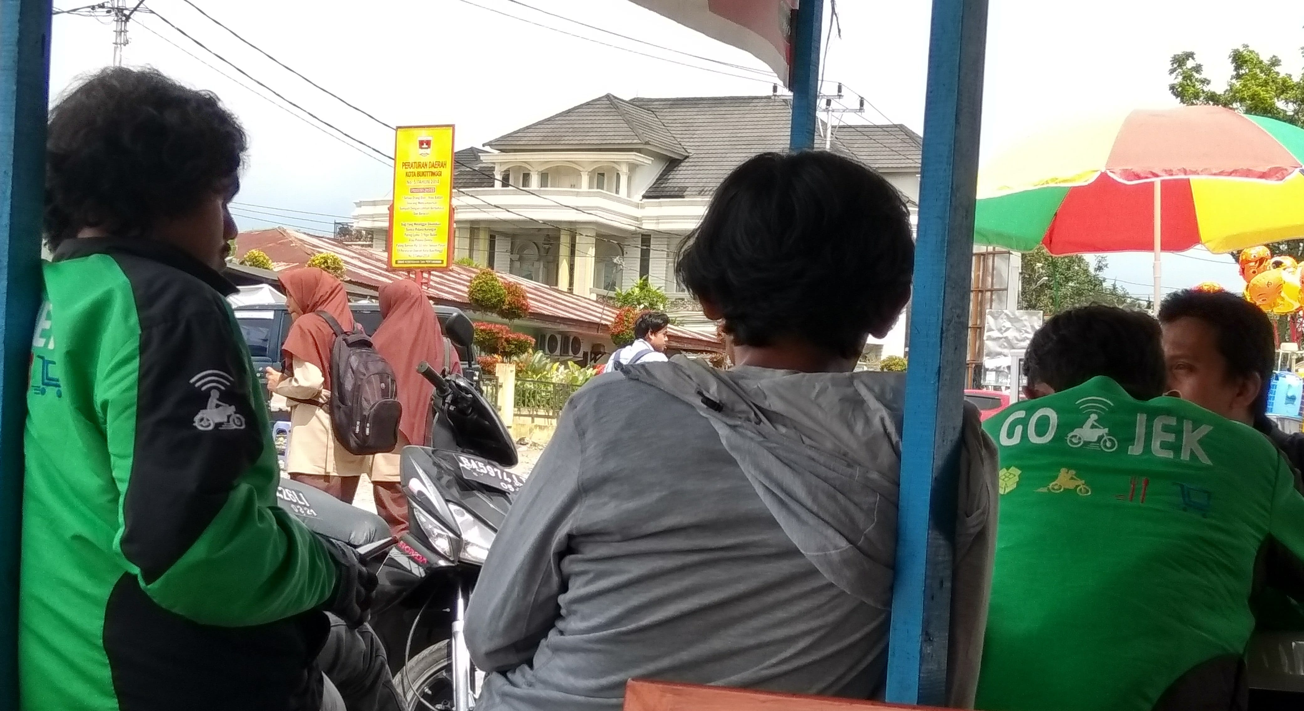 Driver Gojek Bukittinggi Tunggu Penumpang - bakaba.co