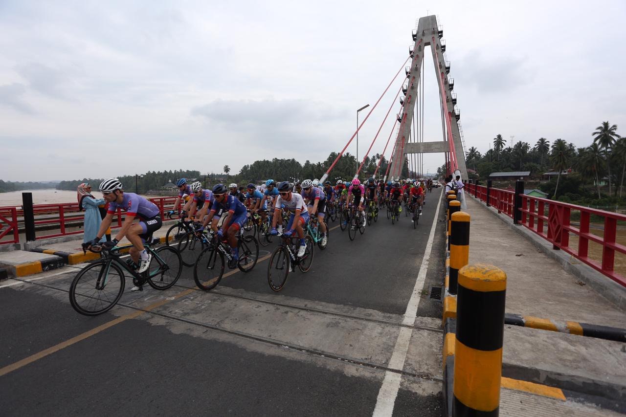 Pembalap TdS 2019 lintasi Jembatan di Dharmasraya, foto. istimewa
