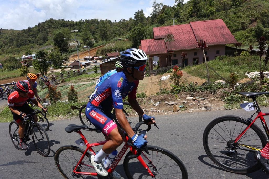 Peserta lomba Tour de Singkarak melintasi Kayu Aro foto. istimewa