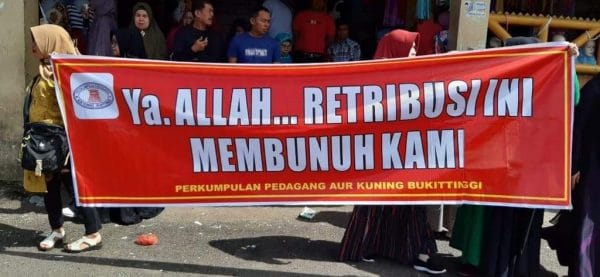 Spanduk Aksi Penolakan Penyegelan Toko Aua Kuniang - FR/ bakaba.co