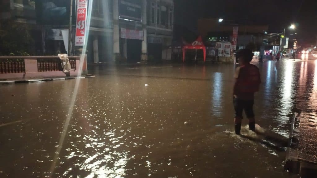 Air setinggi lutut orang dewasa di Jl ST.Syahrir - Tarok Bukittinggi - bakaba.co