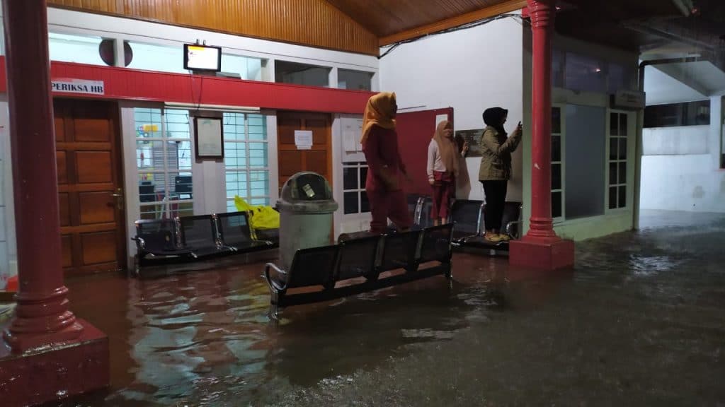 Banjir di kantor PMI Bukittinggi - bakaba.co