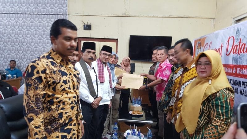 Martias Tanjung menyerahkan dukungan KTP ke KPU sebagai syarat ikut Pilkada Walikota Bukittinggi 2020 dari jalur perseorangan