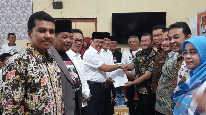 Ramlan Nurmatias menyerahkan dukungan KTP ke KPU sebagai syarat ikut Pilkada Walikota Bukittinggi 2020