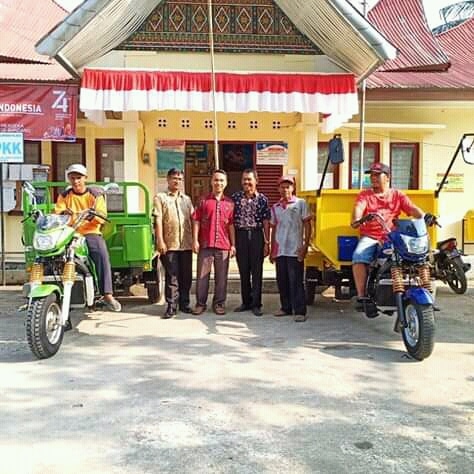 Lurah beserta beberapa staff Kelurahan Koto Panjang Padang. foto dok. ist