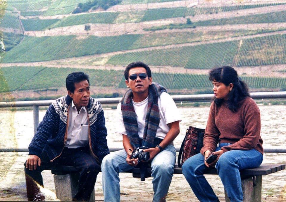 Mak Sawir Sutan Mudo (kiri) di pinggir Sungai Rhein, ketika tour ke Jerman, Juni 1999. Tengah; Edy Utama dan pendendang Ernawati. - Koleksi: EU