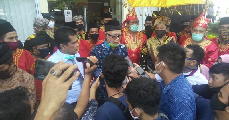 Masyarakat adat Minangkabau - Bakor KAN diwawancara wartawan setelah laporkan akun facebook yang dinilai menghina orang minang foto. Tedja