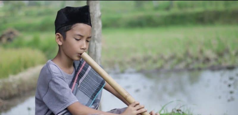 Kategori Pemeran Utama Terbaik, Fathir Mashoufik, pemeran Saleh di film berjudul: Tigo Sapilin, dari Solok.