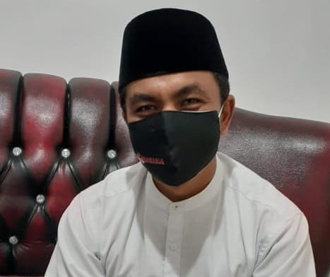 Ketua Bawaslu Bukittinggi, Ruzi Haryadi di Ruang Kerjanya, foto fadhly reza