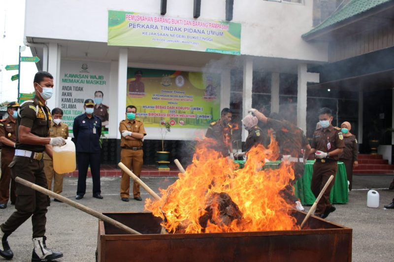 Pembakaran barang bukti tindak pidana di Kejaksaan Negeri kota Bukittinggi foto Fadhly Reza