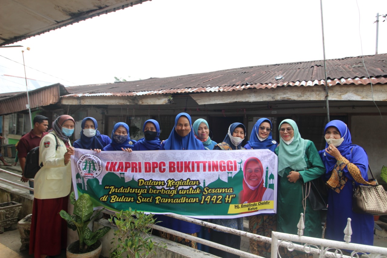 Pengurus IKAPRI Bukittinggi dalam kegiatan bantu sembako, foto FR