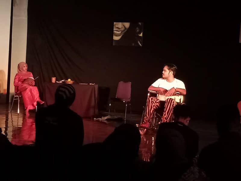 Teater Batuang Sarumpun mementaskan 'Perempuan Salah Langkah' karya Wisran Hadi pada malam terakhir Gelar Karya Budaya di Galeri Taman Budaya Sumbar (10/11). Dok. LBK