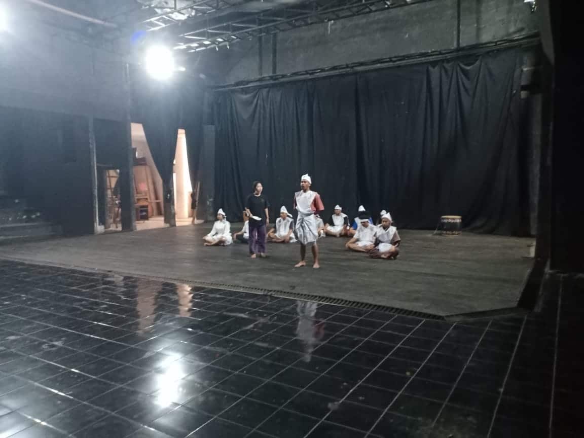 Teater Balai, Bukittinggi saat latihan untuk tampil di Gelar Karya Budaya di Gedung Teater ISI Padangpanjang (Foto: Dok. LBK)