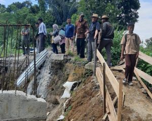 Komisi 3 meninjau proyek jembatan di Nagari Kubang Putiah yang berhenti kerja karena bahan belum datang.