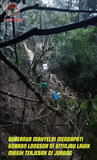 Mahyeldi terlihat berada di jurang longsor. foto courtesy IG humas.sumbar