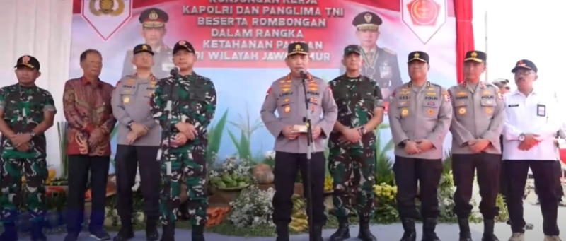 Panglima TNI Jenderal Agus Subiyanto & Kapolri Jenderal Listyo Sigit Prabowo meninjau langsung program ketahanan pangan di Desa Bulang, Kecamatan Prambon, Kabupaten Sidoarjo, Jawa Timur foto courtesy Polri