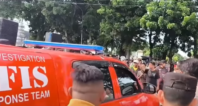 Massa coba mobil yang bawa Rohidin Mersyah keluar dari Polresta Bengkulu menuju Bandara Fatmawati Bengkulu foto ist.