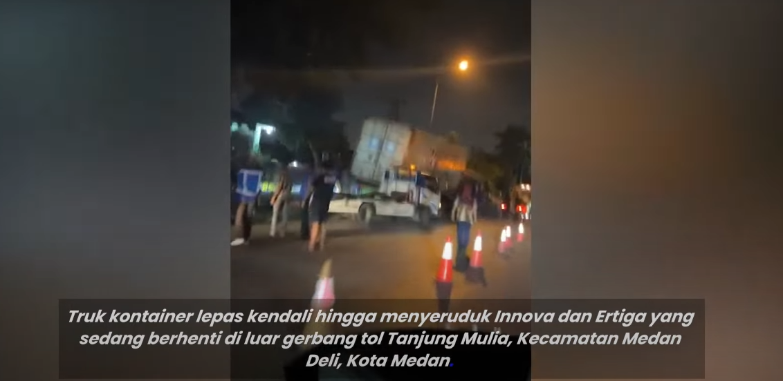 Truk kontainer diduga alami rem blong dan tabrak dua minibus di GT Tanjung Mulia foto ist.