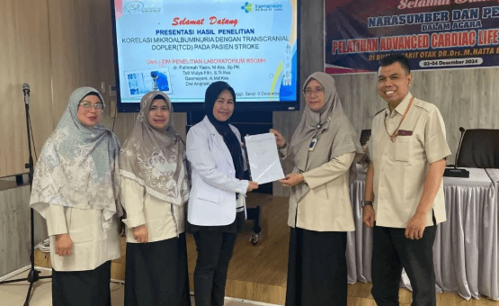 presentasi penelitian terbaru “Korelasi Mikroalbuminuria dengan Transcranial Doppler (TCD) pada Pasien Stroke” foto dok. Humas RSOMH Bukittinggi