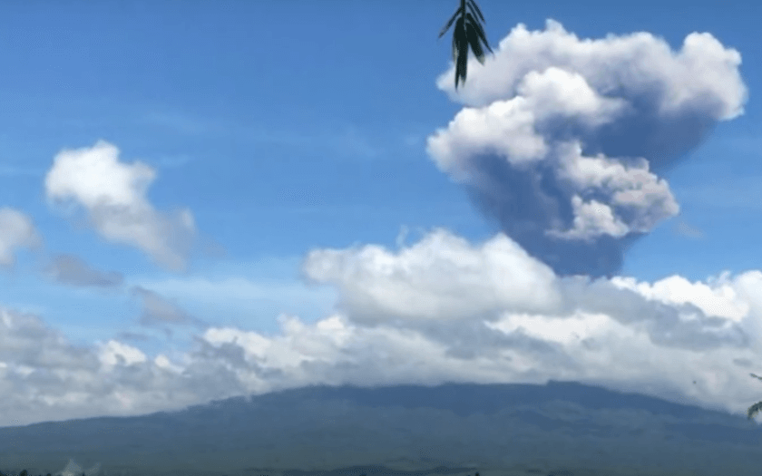 Erupsi Gunung Raung foto ist.