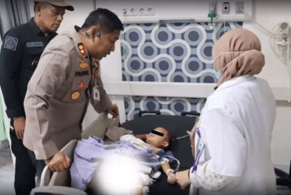 Kapolres Padang Pariaman AKBP Ahmad Faisol Amir SIK MSi Mengunjungi korban balita kekerasan ayah tiri Di RSUD padang pariaman foto dok. Humas Polres Padang Pariaman